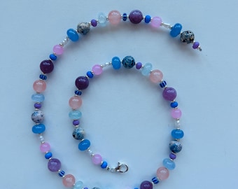 Collar de cuentas de colores con piedras naturales