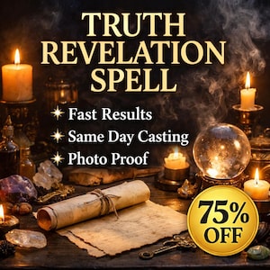 Puede incluir: Una taza de cerámica blanca con un asa negra y el texto "But First, Coffee" en un estilo manuscrito. La taza está sobre una superficie blanca. La taza mide aproximadamente 10 cm de alto.