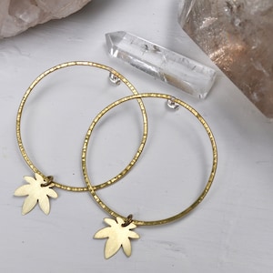 Ganja Baby | Hamrade örhängen med små berlocker i cannabisblad