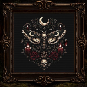 Puede incluir: Una impresión artística gótica enmarcada con un diseño detallado de polilla con una calavera, medias lunas, rosas y velas. La obra de arte está sobre un fondo oscuro, enmarcada en un marco ornamental de color marrón oscuro. El texto "MYSTERIOUS RAVEN" está en la parte inferior.