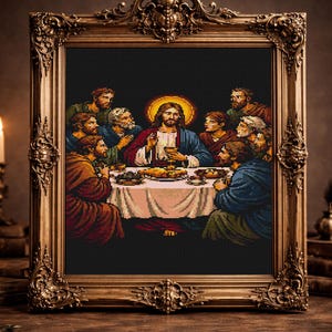 Puede incluir: Un punto de cruz enmarcado que representa la Última Cena, con Jesús y sus discípulos alrededor de una mesa. La obra de arte está en un marco dorado ornamentado. La imagen tiene un fondo oscuro y está iluminada por velas.