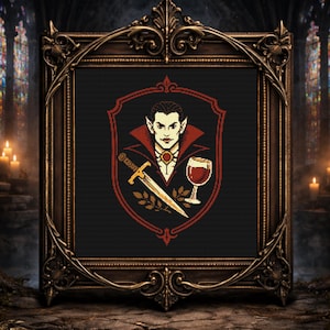 Puede incluir: Un diseño en punto de cruz enmarcado con un emblema de vampiro. El emblema incluye un retrato de vampiro, una espada, una copa de líquido rojo y una rama de laurel, todo sobre un fondo negro dentro de un escudo rojo. El marco es dorado y ornamentado.