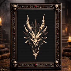 Könnte beinhalten: Gerahmtes Kunstwerk mit einem detaillierten Drachenkopf in Gold- und Brauntönen auf schwarzem Hintergrund. Der verzierte Rahmen weist Totenköpfe und rote Akzente auf. Das Kunstwerk stammt von Mysterious Raven.