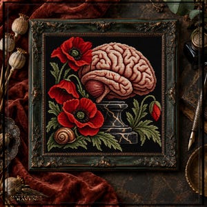 Può includere: Un ricamo a punto croce incorniciato raffigurante un cervello umano poggiato su un piedistallo di pietra crepato, circondato da vivaci papaveri rossi, foglie verdi e una piccola lumaca su uno sfondo nero solido in una cornice decorata.