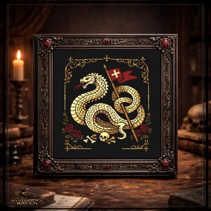 Puede incluir: Arte de punto de cruz enmarcado que presenta una serpiente dorada con una bandera de cruz blanca. El diseño incluye rosas rojas, una calavera y huesos cruzados sobre un fondo negro, dentro de un marco oscuro y ornamentado.
