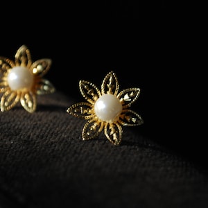 Beautiful Little Flower With Pearl Studs main image 1