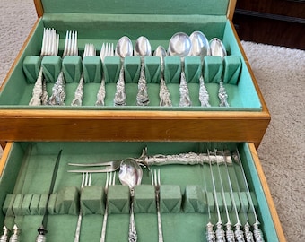 Zestaw sztućców R Wallace Floral Triple Silverplate – 62 elementy, monogram, styl secesyjny