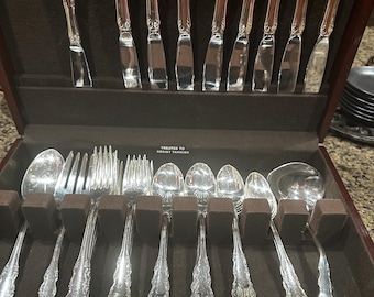 Zestaw sztućców Reed and Barton Dresden Rose Silverplate dla 8 osób (53 elementy) ze skrzynią