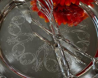 Okrągła taca Oneida z połowy XX wieku platerowana srebrem, z włoskimi szczypcami do ciasta platerowanymi srebrem i zestawem sałatkowym