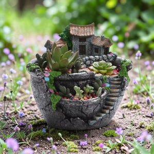 Op de afbeelding: Een set van drie keramische mokken met een gespikkelde, matte afwerking. De mokken zijn in tinten crème, lichtgrijs en donkergrijs. Elke mok heeft een eenvoudig, minimalistisch ontwerp, perfect voor koffie of thee.