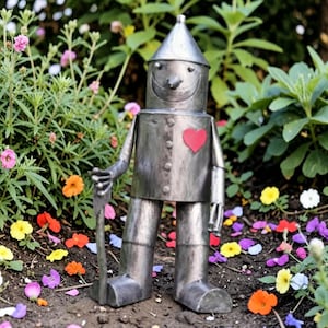 Mini Zinnmann Gartenfigur - Metall sitzender Mann Hofdekor, wunderliche Skulptur, Geschenk zum 10-jährigen Jubiläum (Zinn Geschenkidee)