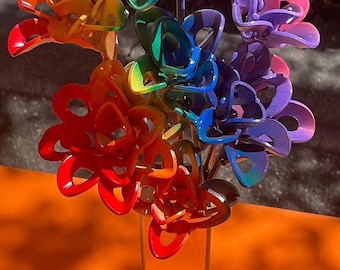 Ramo de rosas de metal arcoíris hecho a mano, escultura artística de arandelas