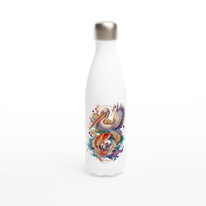 Könnte beinhalten: Eine weiße Wasserflasche mit einem metallisch silbernen Verschluss, die auf der Vorderseite eine farbenfrohe grafische Illustration eines Pelikans und eines Koi-Fisches zeigt, umgeben von wirbelnden abstrakten Mustern in Orange, Blau, Lila und Gelb.