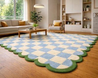 Handgetufteter Wollteppich mit blau-kariertem Muster und ausgebogter grüner Umrandung.