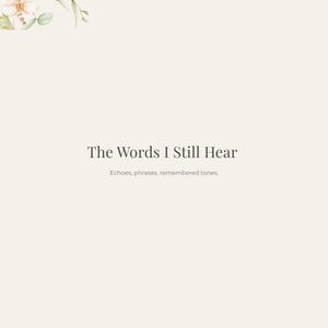 Op de afbeelding: Een cr&egrave;mekleurige kaart met de tekst "The Words I Still Hear" en de ondertitel "Echoes, phrases, remembered tones." Bloemenaccenten in wit en groen sieren de boven- en onderhoeken.