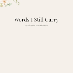 Op de afbeelding: Cr&egrave;mekleurige achtergrond met de tekst "Words I Still Carry" in een donkergrijze lettertype. Daaronder staat "A gentle space for remembering." Bloemenaccenten in de linkerboven- en rechteronderhoek.