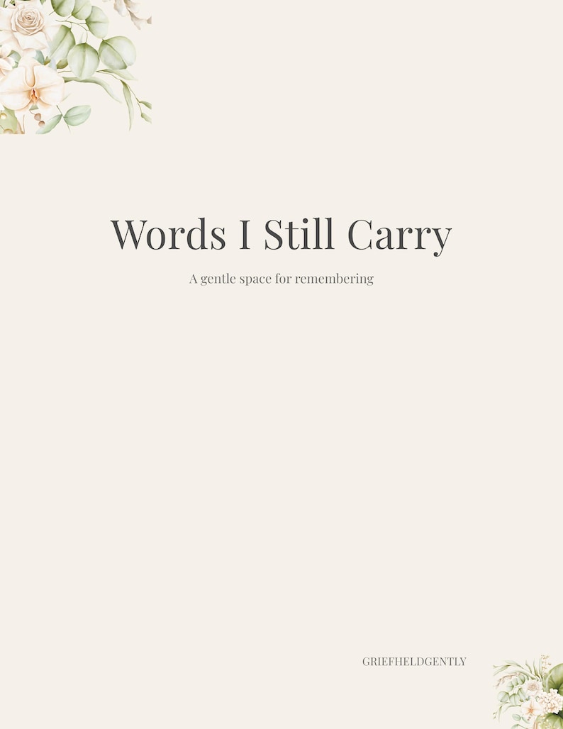 Op de afbeelding: Cr&egrave;mekleurige achtergrond met de tekst "Words I Still Carry" in een donkergrijze lettertype. Daaronder staat "A gentle space for remembering." Bloemenaccenten in de linkerboven- en rechteronderhoek.