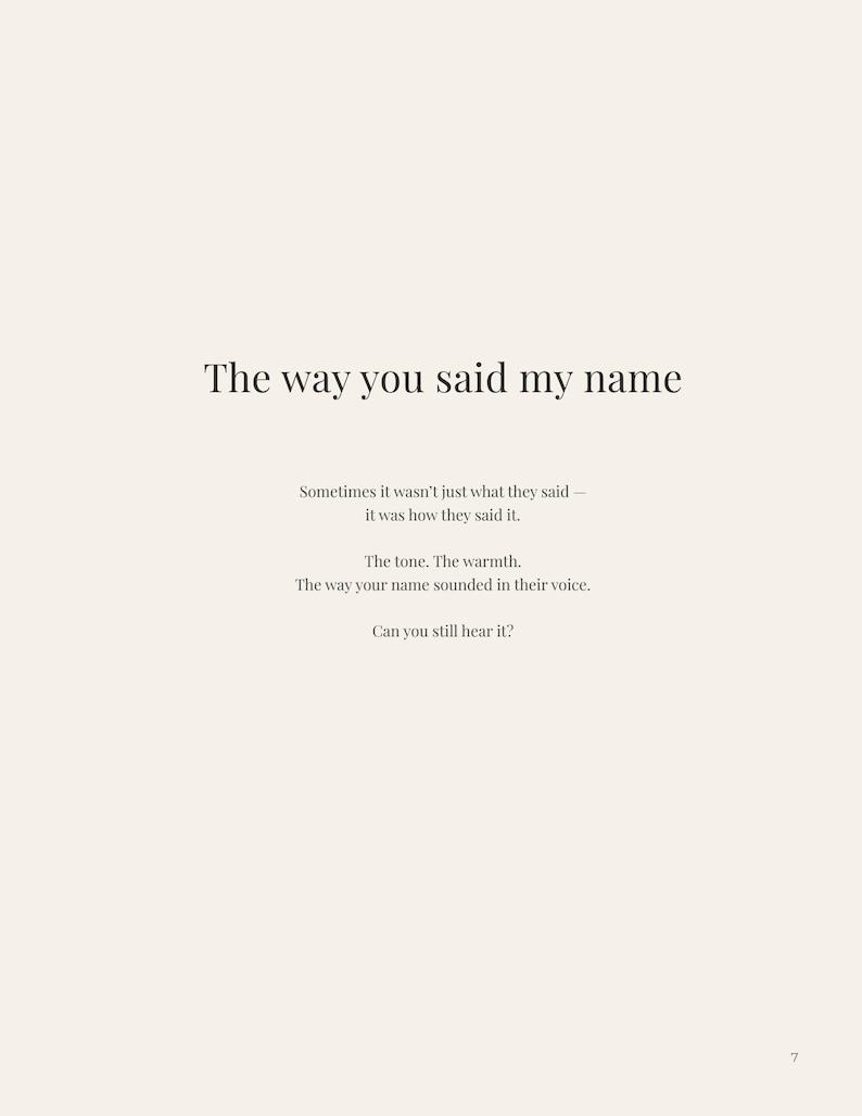 Op de afbeelding: Een cr&egrave;me pagina met zwarte tekst in een schreefletter. De kop luidt "The way you said my name". Verdere tekst bespreekt de toon en warmte van een naam. Het paginanummer 7 staat rechtsonder.