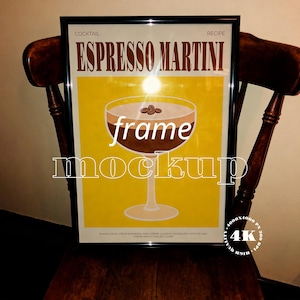 Può includere: Un poster incorniciato con la ricetta del cocktail Espresso Martini. Il poster presenta una grafica della bevanda in un bicchiere coupé, con chicchi di caffè. Il testo "ESPRESSO MARTINI" è in lettere marroni. Il poster è in una cornice nera.