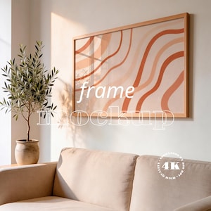 Può includere: Una cornice rettangolare in legno contenente una stampa astratta con linee ondulate arancioni e color pesca. Il testo frame mockup è sovrapposto all'immagine. Un piccolo badge circolare nell'angolo mostra il testo 4K 300 DPI HIGH QUALITY.