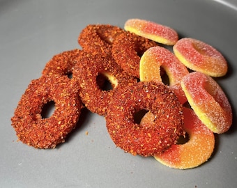 gomitas enchiladas de diferentes sabores, con chile y chamoy