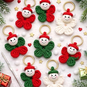 Op de afbeelding: Handgemaakte kerst sleutelhangers. Elke sleutelhanger heeft een gehaakt bloemdesign in rood, groen en wit, met een lachend gezicht en een goudkleurige ring. Feestelijke vakantiedecoraties, kerstballen, zuurstokken en geschenkdozen.