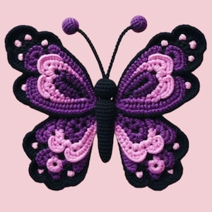 Peut inclure: Un papillon fait à la main au crochet dans les tons de violet, noir et rose. Le papillon présente des motifs d'ailes complexes et un corps détaillé avec des antennes. Les ailes mesurent environ 15 cm de large.