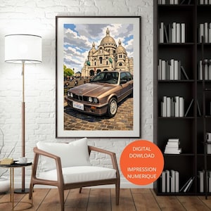 Peut inclure: Impression d'art encadrée représentant une voiture vintage marron devant le Sacré-Cœur à Paris. L'œuvre est dans un style de peinture numérique, avec un ciel bleu et des nuages blancs. L'impression comprend une plaque d'immatriculation.