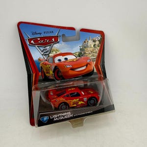Disney Pixar Cars 2 Rayo McQueen con ruedas de carreras Mattel 2011 Diecast Nuevo imagen 1