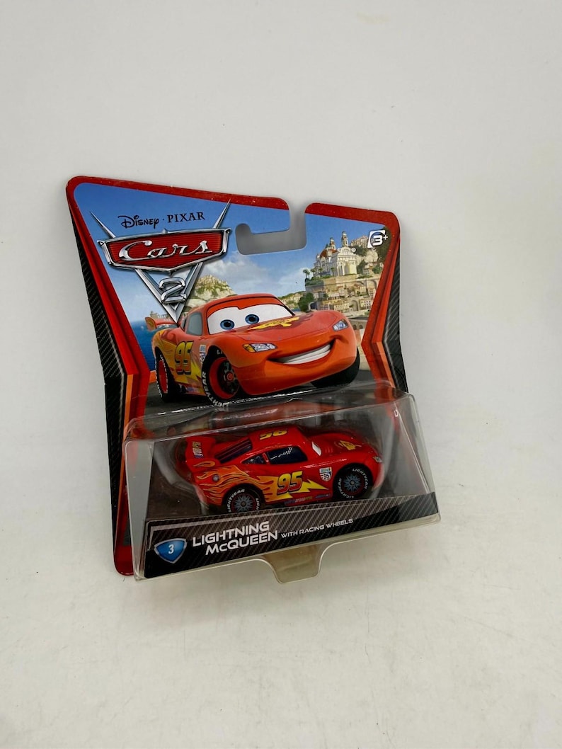 Disney Pixar Cars 2 Rayo McQueen con ruedas de carreras Mattel 2011 Diecast Nuevo imagen 1