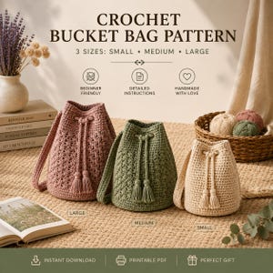 Può includere: Uno schema per borsa a secchiello all'uncinetto in tre taglie: piccola, media e grande. L'immagine mostra tre borse nei colori rosa antico, verde salvia e crema, ciascuna con chiusura a coulisse, nappe e un motivo a maglia testurizzato.