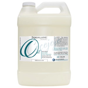 Op de afbeelding: Een witte plastic gallon-kan met natuurlijke geraffineerde koudgeperste squalaanolie afkomstig van olijven. Het etiket vermeldt "Squalane Dr Joe Lab Cocojo Oil" en bevat de bedrijfswebsite cocojojo.com. Het etiket bevat ook een FDA-disclaimer en informatie over het product.