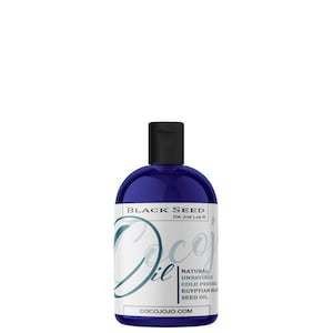 K&ouml;nnte beinhalten: Eine blaue Flasche mit Schwarzk&uuml;mmel&ouml;l von Dr. Joe Lab. Die Flasche ist mit dem Text "Black Seed Oil" und "Natural Unrefined Cold Pressed Egyptian Black Seed Oil" beschriftet. Die Flasche tr&auml;gt auch die Website-Adresse "cocojojo.com".