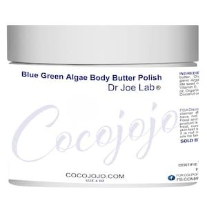 Może przedstawiać: Biały słoik z niebieską etykietą, na której widnieje napis "Blue Green Algae Body Butter Polish Dr Joe Lab®" oraz "Cocojojo" w niebieskim, ozdobnym pismie. Słoik jest oznaczony napisem "COCOJOJO.COM" i "SIZE 4 OZ".