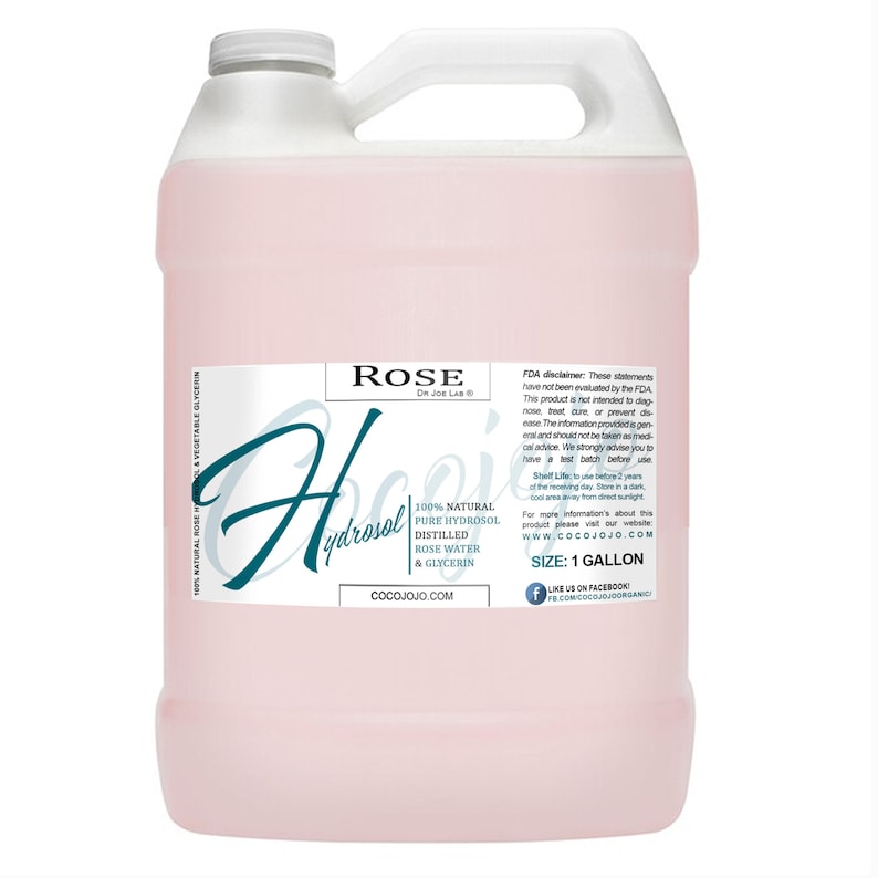 Puede incluir: Una botella de un gal&oacute;n de hidrolato de rosa, un hidrolato puro 100% natural destilado de agua de rosas y glicerina. La botella es rosa y tiene una etiqueta blanca con el texto "Rose Hydrosol" y "Cocojojo.com".