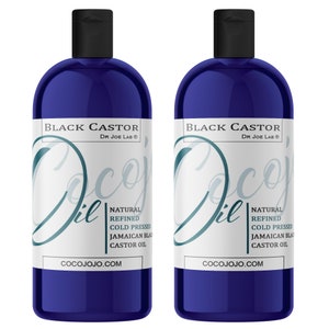 Op de afbeelding: Twee blauwe flessen met zwarte ricinusolie van Dr. Joe Lab. De flessen hebben witte etiketten met de tekst "Black Castor Oil" en "Dr. Joe Lab" in zwart. De etiketten bevatten ook de tekst "Natural Refined Cold Pressed Jamaican Black Castor Oil" en "Cocojojo.com".