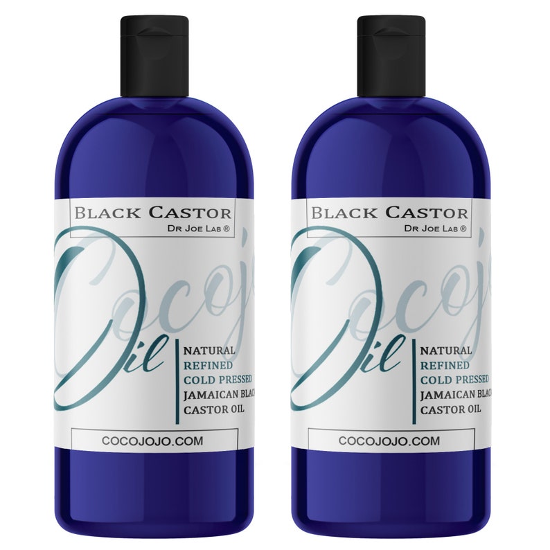 Op de afbeelding: Twee blauwe flessen met zwarte ricinusolie van Dr. Joe Lab. De flessen hebben witte etiketten met de tekst "Black Castor Oil" en "Dr. Joe Lab" in zwart. De etiketten bevatten ook de tekst "Natural Refined Cold Pressed Jamaican Black Castor Oil" en "Cocojojo.com".