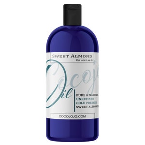 Puede incluir: Una botella azul de aceite de almendras dulces de Dr. Joe Lab. La etiqueta es blanca con texto azul que dice "Sweet Almond Oil, Dr. Joe Lab, Pure & Natural, Unrefined, Cold Pressed, Sweet Almond, Cocojojo.com".