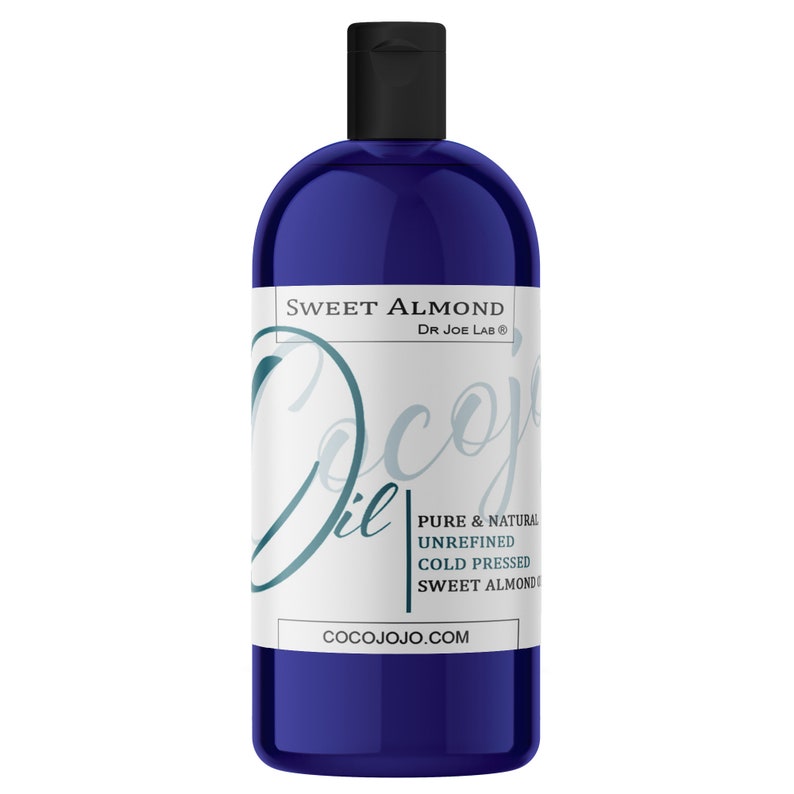 Puede incluir: Una botella azul de aceite de almendras dulces de Dr. Joe Lab. La etiqueta es blanca con texto azul que dice "Sweet Almond Oil, Dr. Joe Lab, Pure & Natural, Unrefined, Cold Pressed, Sweet Almond, Cocojojo.com".