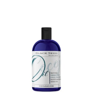K&ouml;nnte beinhalten: Eine blaue Flasche mit Schwarzk&uuml;mmel&ouml;l von Dr. Joe Lab. Die Flasche hat ein wei&szlig;es Etikett mit dem Text "Black Seed Oil" und "Dr. Joe Lab" in Schwarz. Das Etikett enth&auml;lt auch den Text "Natural Unrefined Cold Pressed Egyptian Black Seed Oil" und "cocojojo.com".
