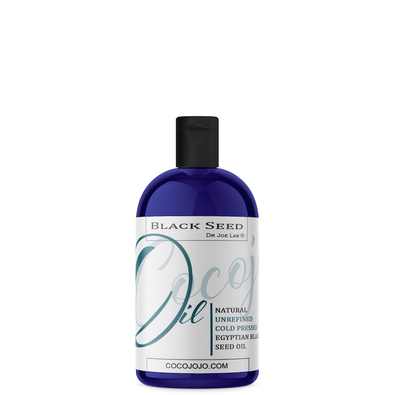 K&ouml;nnte beinhalten: Eine blaue Flasche mit Schwarzk&uuml;mmel&ouml;l von Dr. Joe Lab. Die Flasche hat ein wei&szlig;es Etikett mit dem Text "Black Seed Oil" und "Dr. Joe Lab" in Schwarz. Das Etikett enth&auml;lt auch den Text "Natural Unrefined Cold Pressed Egyptian Black Seed Oil" und "cocojojo.com".