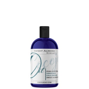 Puede incluir: Una botella azul de aceite de almendras dulces de Dr. Joe Lab. La botella est&aacute; etiquetada con el texto "Sweet Almond Oil" y "Dr. Joe Lab" en letras blancas. La botella tambi&eacute;n tiene el texto "Pure & Natural, Unrefined, Cold Pressed, Sweet Almond Oil, Cocojojo.com" en letras blancas.