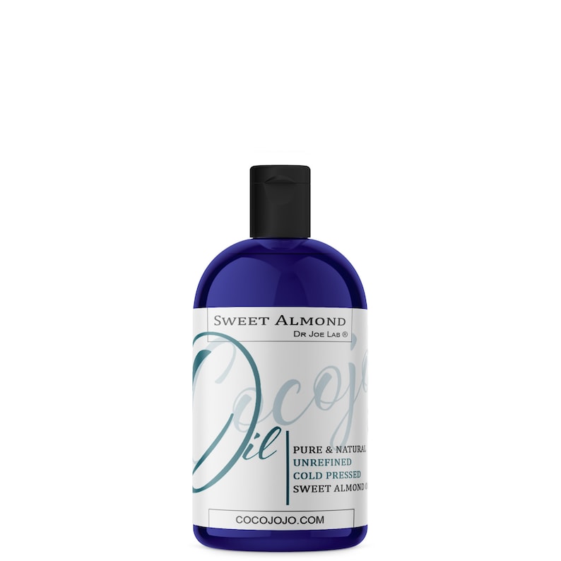 Puede incluir: Una botella azul de aceite de almendras dulces de Dr. Joe Lab. La botella est&aacute; etiquetada con el texto "Sweet Almond Oil" y "Dr. Joe Lab" en letras blancas. La botella tambi&eacute;n tiene el texto "Pure & Natural, Unrefined, Cold Pressed, Sweet Almond Oil, Cocojojo.com" en letras blancas.