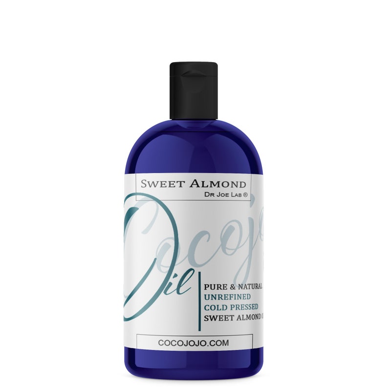 Puede incluir: Una botella azul de aceite de almendras dulces de Dr. Joe Lab. La etiqueta es blanca con texto azul que dice "Sweet Almond Oil, Pure & Natural, Unrefined, Cold Pressed, Sweet Almond, Cocojojo.com".