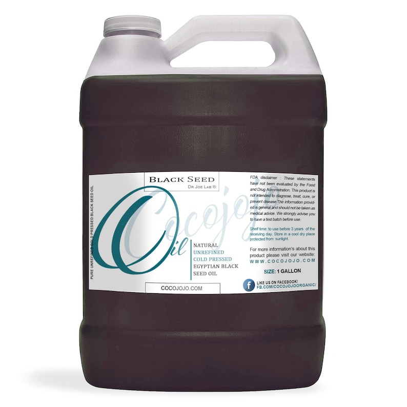 K&ouml;nnte beinhalten: Ein Gallonenkanister mit Schwarzk&uuml;mmel&ouml;l. Das Etikett lautet "Black Seed Dr Joe Lab" und "Natural Unrefined Cold Pressed Egyptian Black Seed Oil". Das Etikett enth&auml;lt auch die Website cocojojo.com.
