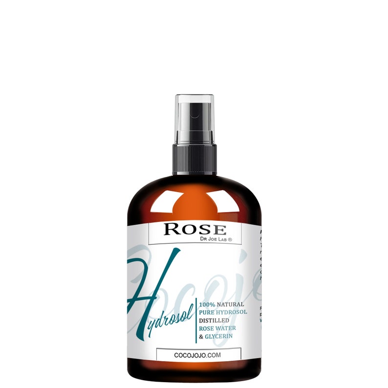 Puede incluir: Una botella de vidrio marr&oacute;n con una boquilla de pulverizaci&oacute;n negra y una etiqueta blanca. La etiqueta dice "ROSE Dr Joe Lab&reg;" y "Hydrosol 100% NATURAL HYDROSOL PURO DESTILADO AGUA DE ROSA & GLICERINA COCOJOJO.COM".