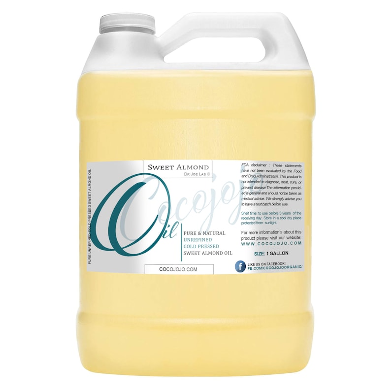 Puede incluir: Una jarra de un gal&oacute;n de aceite de almendras dulces claro y amarillo claro. La etiqueta dice "Sweet Almond De Joe Lab" y "Cocojojo.com". La etiqueta tambi&eacute;n dice "Pure & Natural Unrefined Cold Pressed Sweet Almond Oil".