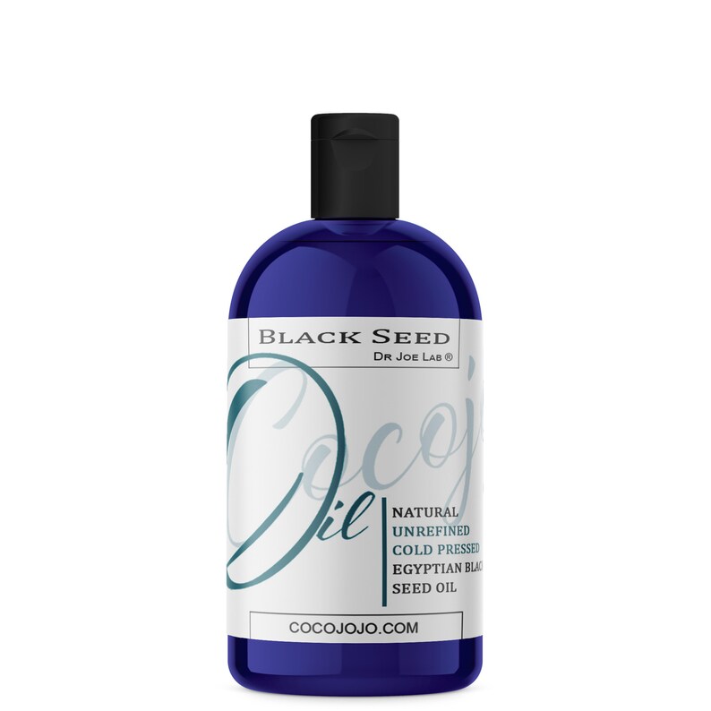 K&ouml;nnte beinhalten: Eine blaue Flasche mit Schwarzk&uuml;mmel&ouml;l, beschriftet mit "Natural Unrefined Cold Pressed Egyptian Black Seed Oil" und "Cocojojo.com".