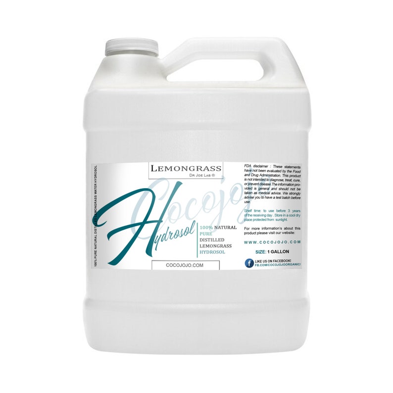 Pu&ograve; includere: Un bidone bianco da un gallone di idrolato di citronella. L'etichetta riporta "Lemongrass Hydrosol" con il nome dell'azienda "Cocojojo" e l'indirizzo del sito web "cocojojo.com". L'etichetta riporta anche "100% naturale puro idrolato di citronella distillato".