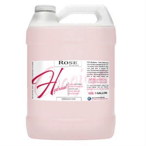 Puede incluir: Una botella de pl&aacute;stico rosa de un gal&oacute;n de hidrolato de rosa. La etiqueta dice "Rose Hydrosol" con el nombre de la empresa "CocoJojo.com" y el texto "100% natural Hidrosol puro Agua de rosas destilada y glicerina". La etiqueta tambi&eacute;n incluye una exenci&oacute;n de responsabilidad de la FDA e informaci&oacute;n sobre la vida &uacute;til del producto.